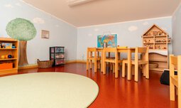 In dem Sprachraum befinden sich Stühle und Tische sowie Spielsachen und Materialien zum Üben und Lernen.  | © Caritas München und Freising e.V. | Benjamin Asher
